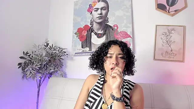 Snapshot of Dhalila_ chatting on February 2025 01:47:02 AM Dhalila online show from February 2025 01:47:02 AM