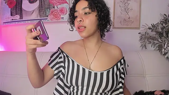 Snapshot of Dhalila_ chatting on March 2025 01:32:02 AM Dhalila online show from March 2025 01:32:02 AM