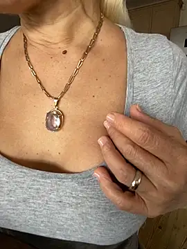 Snapshot of DeboraXporn chatting on October 2025 02:19:01 PM DeboraXporn online show from October 2025 02:19:01 PM