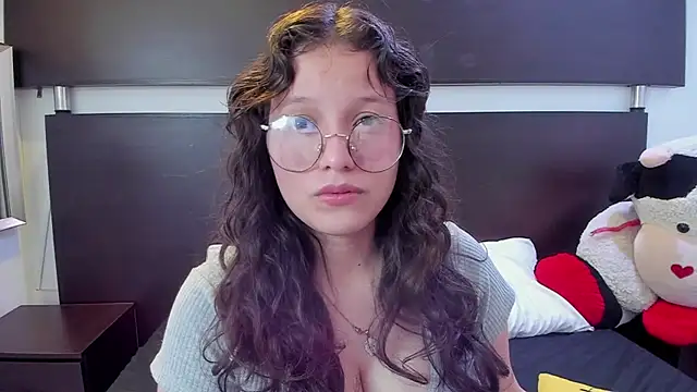 Snapshot of Marii_18 chatting on March 2025 03:42:01 AM Marii 18 online show from March 2025 03:42:01 AM