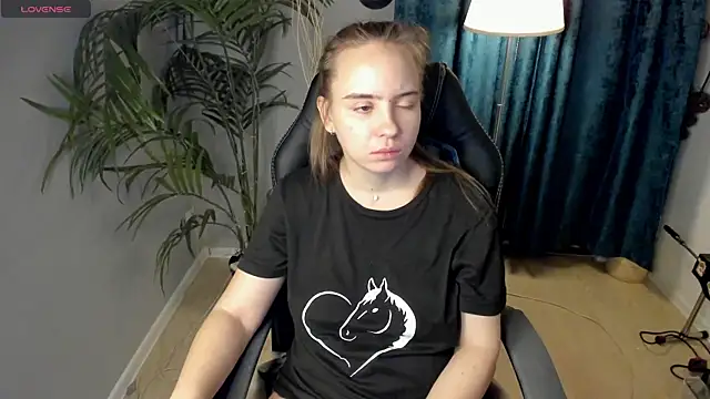 Snapshot of Lika_0ne chatting on November 2025 12:05:02 PM Lika 0ne online show from November 2025 12:05:02 PM