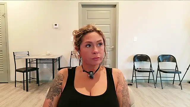 bossyroxy84 online show from March 2026 06:25:02 PM