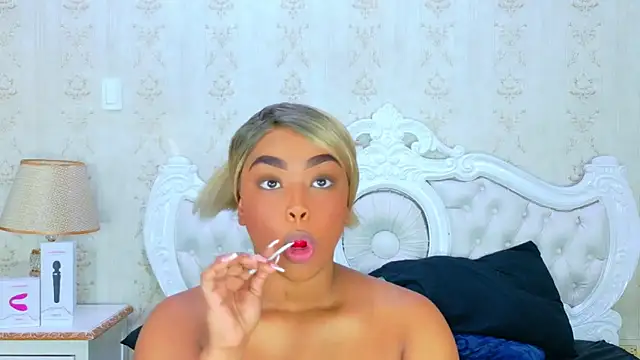 Snapshot of TianahGlow chatting on November 2025 08:38:02 PM TianahGlow online show from November 2025 08:38:02 PM