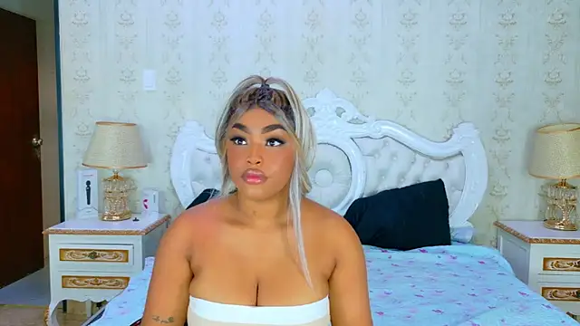 Snapshot of TianahGlow chatting on November 2025 08:42:02 PM TianahGlow online show from November 2025 08:42:02 PM