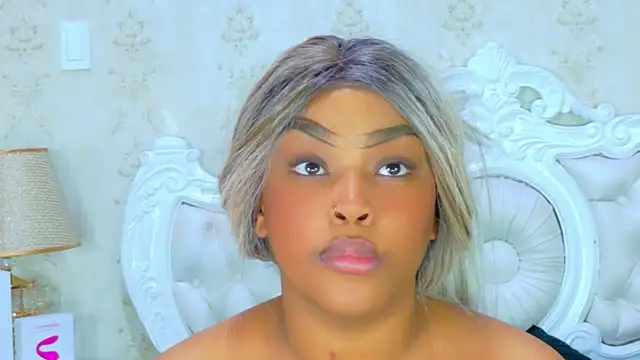 Snapshot of TianahGlow chatting on February 2026 08:25:01 PM TianahGlow online show from February 2026 08:25:01 PM