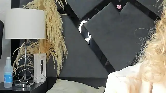 Snapshot of TianahGlow chatting on February 2026 08:02:02 AM TianahGlow online show from February 2026 08:02:02 AM