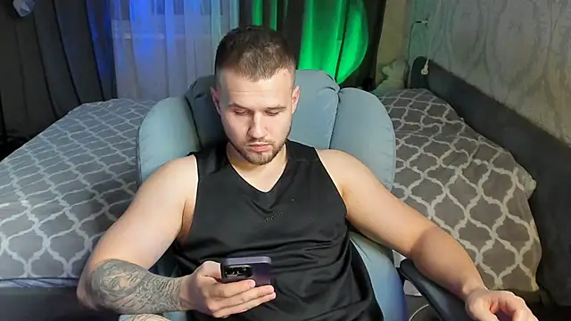 Snapshot of Vladik_b chatting on February 2025 08:44:01 PM Vladik b online show from February 2025 08:44:01 PM