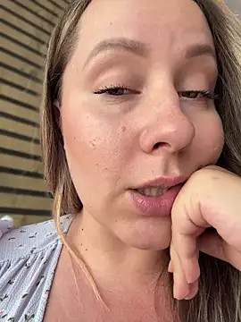 Snapshot of Mona_Plus chatting on April 2026 10:32:01 AM Mona Plus online show from April 2026 10:32:01 AM