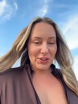 Snapshot of Mona_Plus chatting on June 2026 05:20:02 AM Mona Plus online show from June 2026 05:20:02 AM