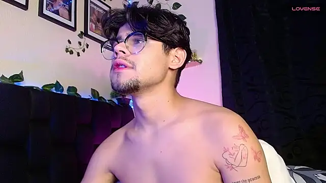 isaac-saenz online show from February 2025 09:42:01 PM