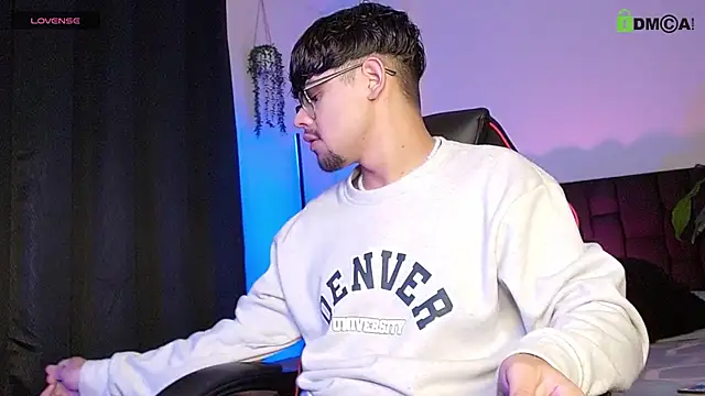 isaac-saenz online show from October 2025 11:02:02 PM