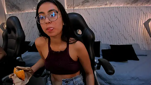 Snapshot of lucelly_15 chatting on February 2025 02:42:02 PM lucelly 15 online show from February 2025 02:42:02 PM