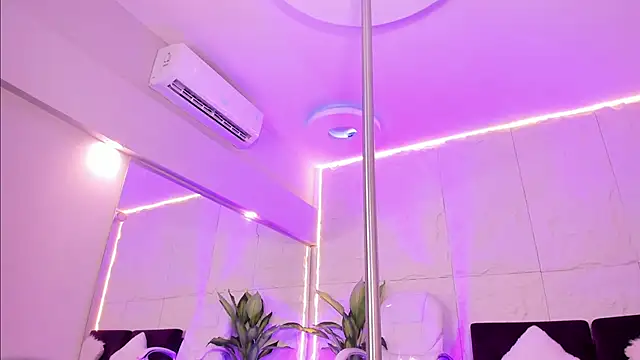 MelanieHillss online show from December 2025 04:40:01 AM