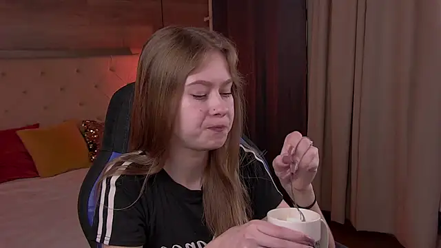 EveMundie online show from February 2025 12:06:02 PM