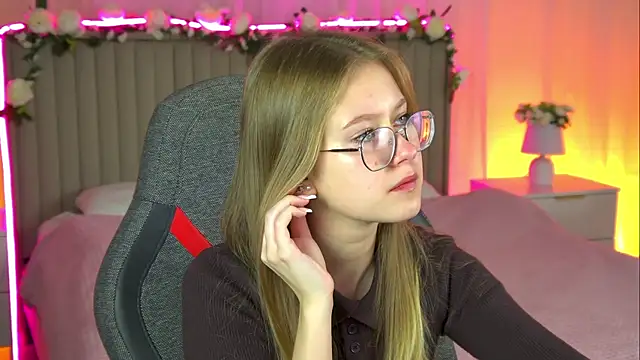 EveMundie online show from October 2025 10:38:01 AM