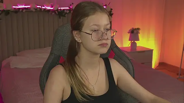 EveMundie online show from November 2025 06:23:01 AM