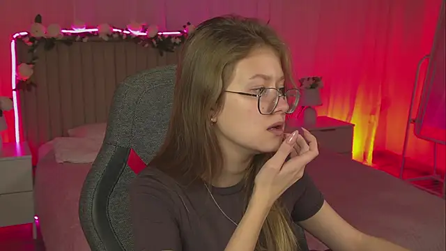 EveMundie online show from November 2025 12:27:01 PM