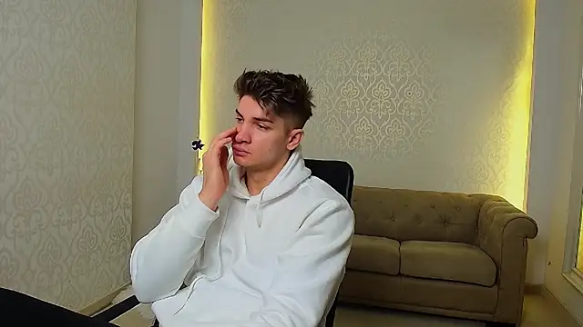 Snapshot of MaxKaiden chatting on November 2025 05:29:01 AM MaxKaiden online show from November 2025 05:29:01 AM