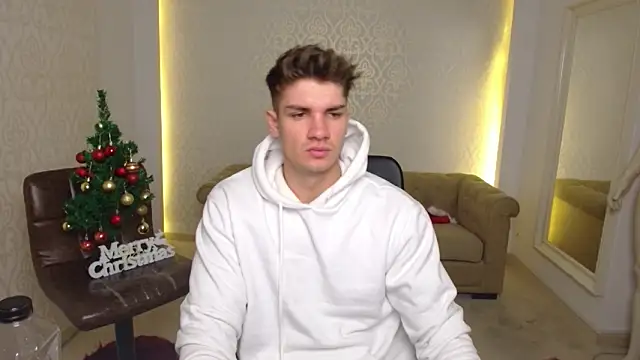 Snapshot of MaxKaiden chatting on December 2025 06:05:02 PM MaxKaiden online show from December 2025 06:05:02 PM