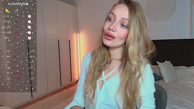 LunaticaBae online show from September 2025 04:45:02 AM