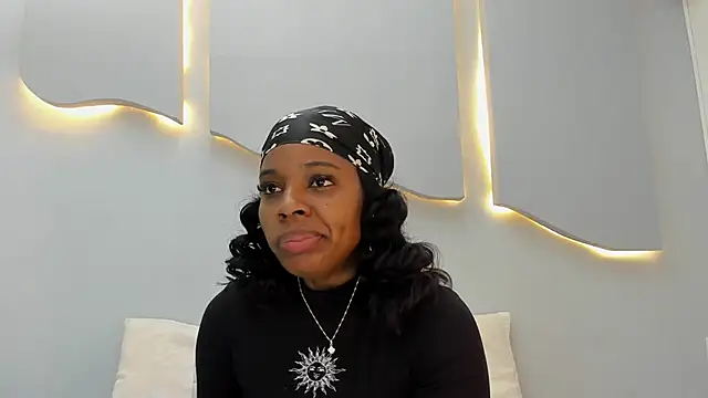 Snapshot of EmilyDiaaz chatting on April 2026 12:30:01 PM EmilyDiaaz online show from April 2026 12:30:01 PM