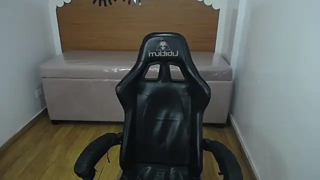 Snapshot of catalina25_t chatting on October 2025 01:03:02 AM catalina25 t online show from October 2025 01:03:02 AM