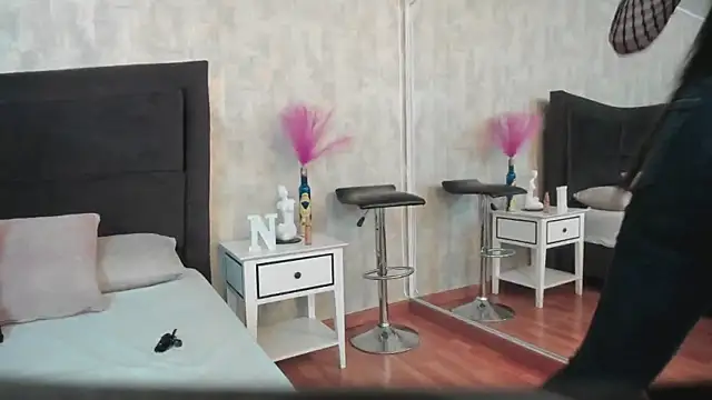 NahomyCarther online show from April 2026 11:28:01 PM