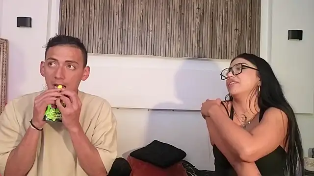 Snapshot of aron_and_paula chatting on October 2025 04:02:02 AM aron and paula online show from October 2025 04:02:02 AM