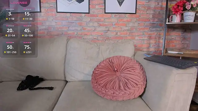 Lucia Brown  online show from October 2025 06:48:01 PM