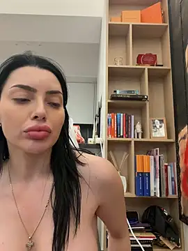 Mia Splash online show from May 2026 04:02:02 PM