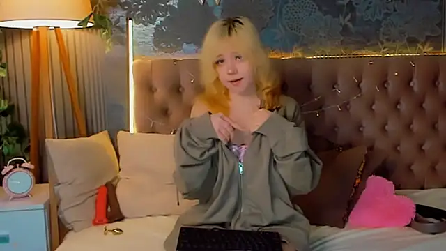 Snapshot of EmilyAngells chatting on February 2026 07:29:01 AM EmilyAngells online show from February 2026 07:29:01 AM