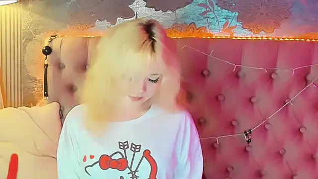 Snapshot of EmilyAngells chatting on July 2026 06:37:02 AM EmilyAngells online show from July 2026 06:37:02 AM