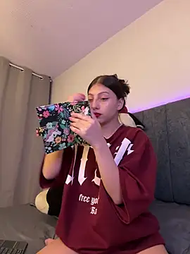 Snapshot of Dirty-Bunnyyy chatting on October 2025 06:22:02 AM Dirty-Bunnyyy online show from October 2025 06:22:02 AM