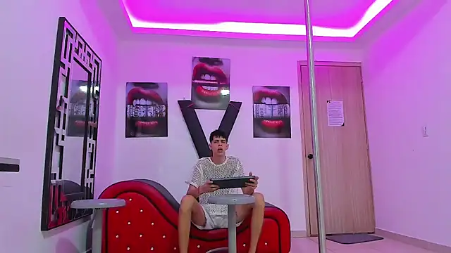 Snapshot of KING_OFF_BOYS chatting on October 2025 01:09:02 PM KING OFF BOYS online show from October 2025 01:09:02 PM