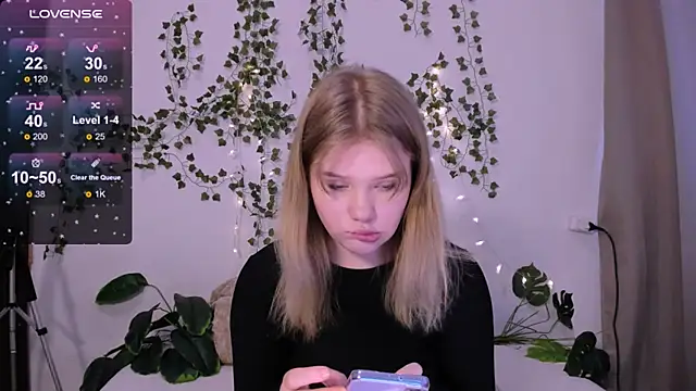 LaseyMoon online show from March 2025 04:25:01 AM