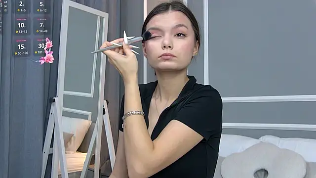 Snapshot of AsterQuinn chatting on November 2025 03:45:01 PM AsterQuinn online show from November 2025 03:45:01 PM