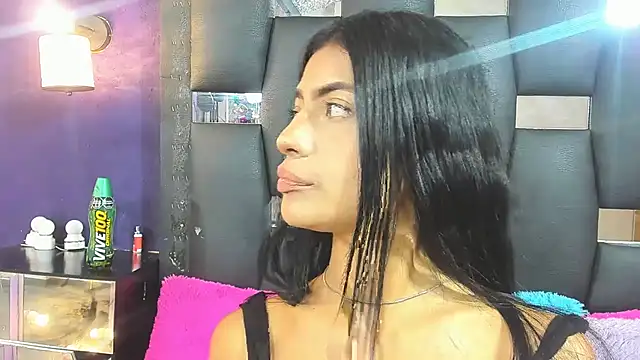 Snapshot of EMYCLARK01 chatting on September 2025 04:38:01 AM EMYCLARK01 online show from September 2025 04:38:01 AM