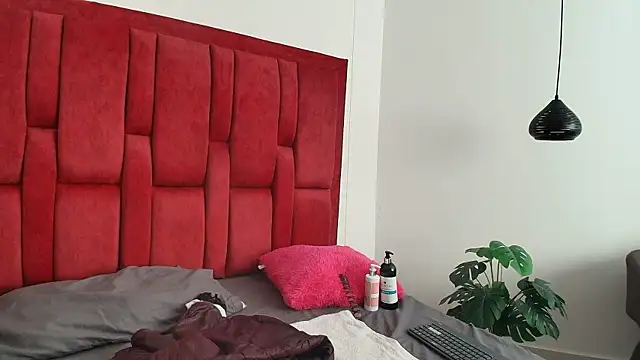 Snapshot of Vaiolett_Smith chatting on March 2025 02:01:02 PM Vaiolett Smith online show from March 2025 02:01:02 PM