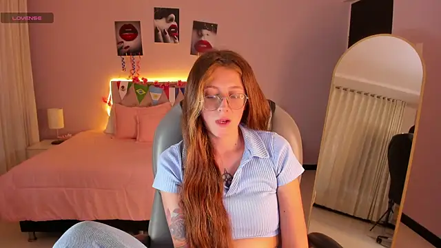 Snapshot of Emily_Warren_ chatting on June 2026 08:19:01 PM Emily Warren online show from June 2026 08:19:01 PM