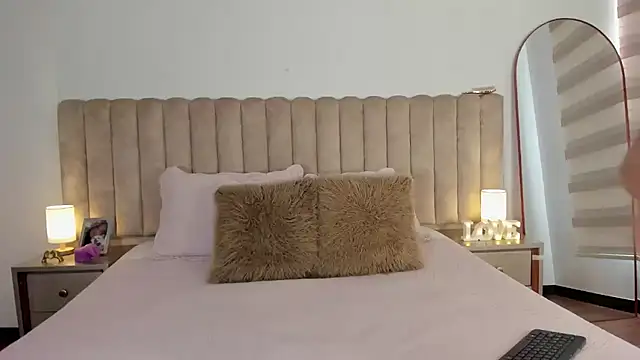 Sophie Restrepo online show from February 2026 05:00:02 PM