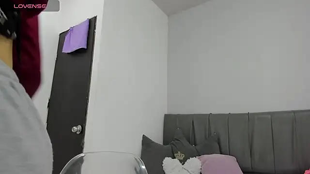 Bonniie 22 online show from October 2025 10:47:01 AM