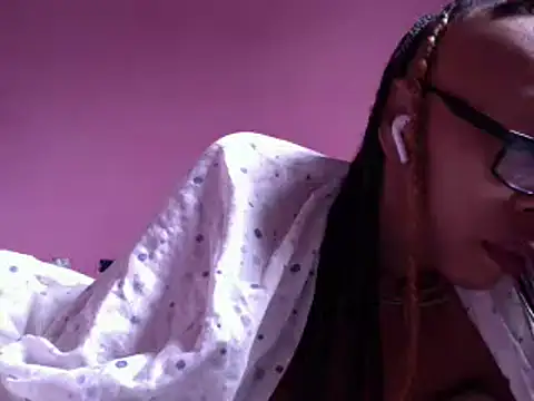 Snapshot of Ladyzee25 chatting on February 2026 06:39:02 PM Ladyzee25 online show from February 2026 06:39:02 PM