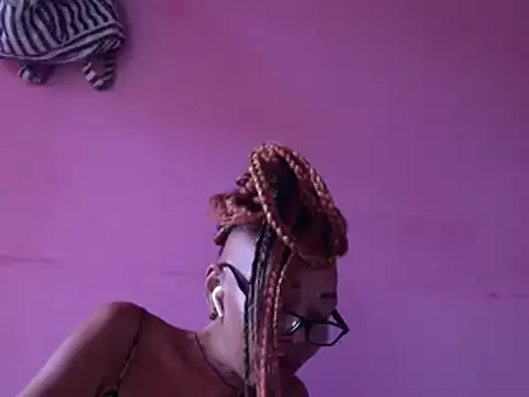 Snapshot of Ladyzee25 chatting on April 2026 08:10:02 PM Ladyzee25 online show from April 2026 08:10:02 PM
