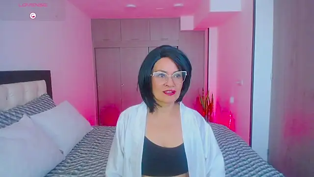 Snapshot of CarolinneFiotti chatting on September 2025 01:24:02 PM CarolinneFiotti online show from September 2025 01:24:02 PM