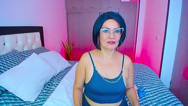 Snapshot of CarolinneFiotti chatting on October 2025 01:51:02 PM CarolinneFiotti online show from October 2025 01:51:02 PM