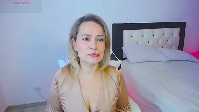 Snapshot of CarolinneFiotti chatting on October 2025 01:44:01 PM CarolinneFiotti online show from October 2025 01:44:01 PM