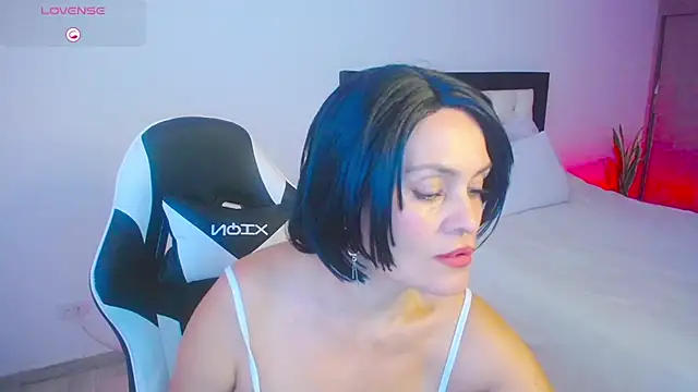 Snapshot of CarolinneFiotti chatting on October 2025 03:02:02 PM CarolinneFiotti online show from October 2025 03:02:02 PM