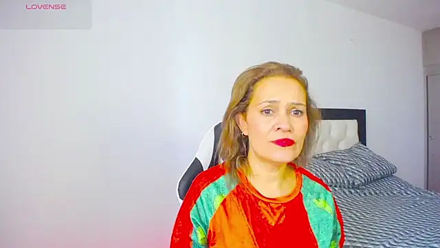 Snapshot of CarolinneFiotti chatting on November 2025 01:13:02 PM CarolinneFiotti online show from November 2025 01:13:02 PM