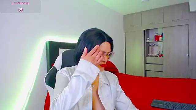 Snapshot of CarolinneFiotti chatting on November 2025 02:16:01 PM CarolinneFiotti online show from November 2025 02:16:01 PM