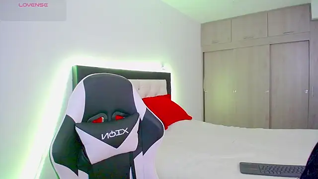 Snapshot of CarolinneFiotti chatting on November 2025 02:50:02 PM CarolinneFiotti online show from November 2025 02:50:02 PM